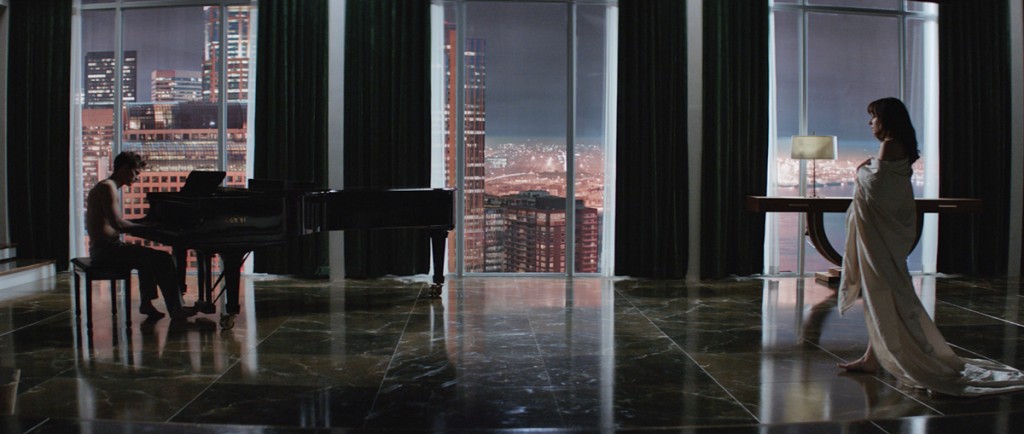 Grey ao piano e uma deslumbrante vista do apartamento 