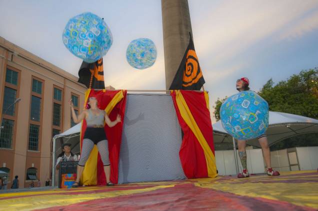 Espetáculo <em>Ora Bolas!</em> faz parte da programação do Circo Híbrido, no Sesc Pinheiros Espetáculo <em>Ora Bolas!</em> faz parte da programação do Circo Híbrido, no Sesc Pinheiros