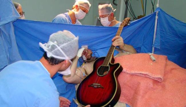 Homem canta e toca violão durante cirurgia no cérebro