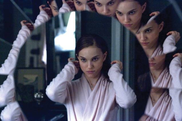 Nina (Natalie Portman) é uma bailarina perfeccionista que se sente ameaçada por outra dançarina: verdade ou paranoia? Nina (Natalie Portman) é uma bailarina perfeccionista que se sente ameaçada por outra dançarina: verdade ou paranoia?