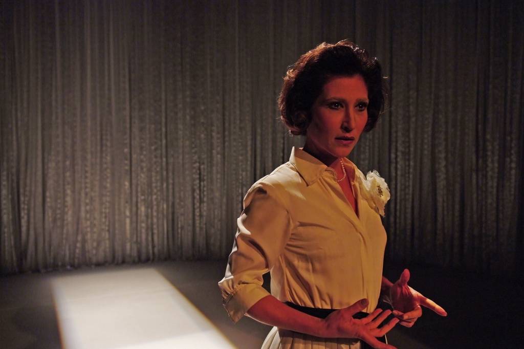 Beth Goulart leva “Simplesmente Eu, Clarice Lispector” aos arredores de São Paulo