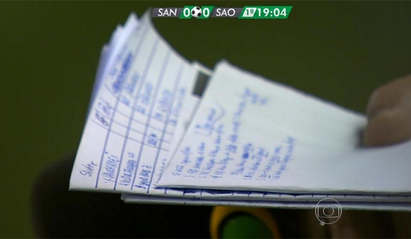 Cleber Machado comete três gafes durante jogo e exibe anotações da Band