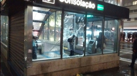 Vidro quebrado na estação Consolação (Foto: Reprodução Twitter @pmesp)