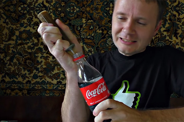 O que acontece quando se mistura Coca-Cola e gás propano? Vídeo tem a resposta