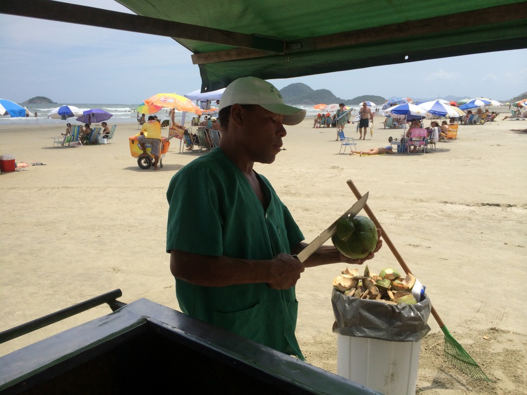 Isaías Cabral vende coco na Riviera de São lourenço (Foto: Fábio Lemos Lopes)