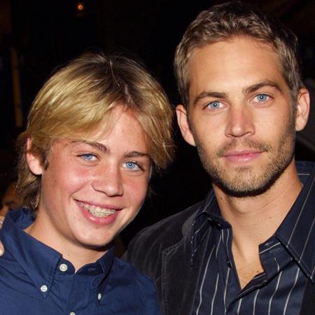 Cody ainda era adolescente quando posou junto do irmão famoso