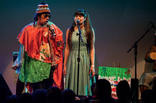O cantor com sua capa colorida junto de Lula Lira: clássicos infantis no repertório