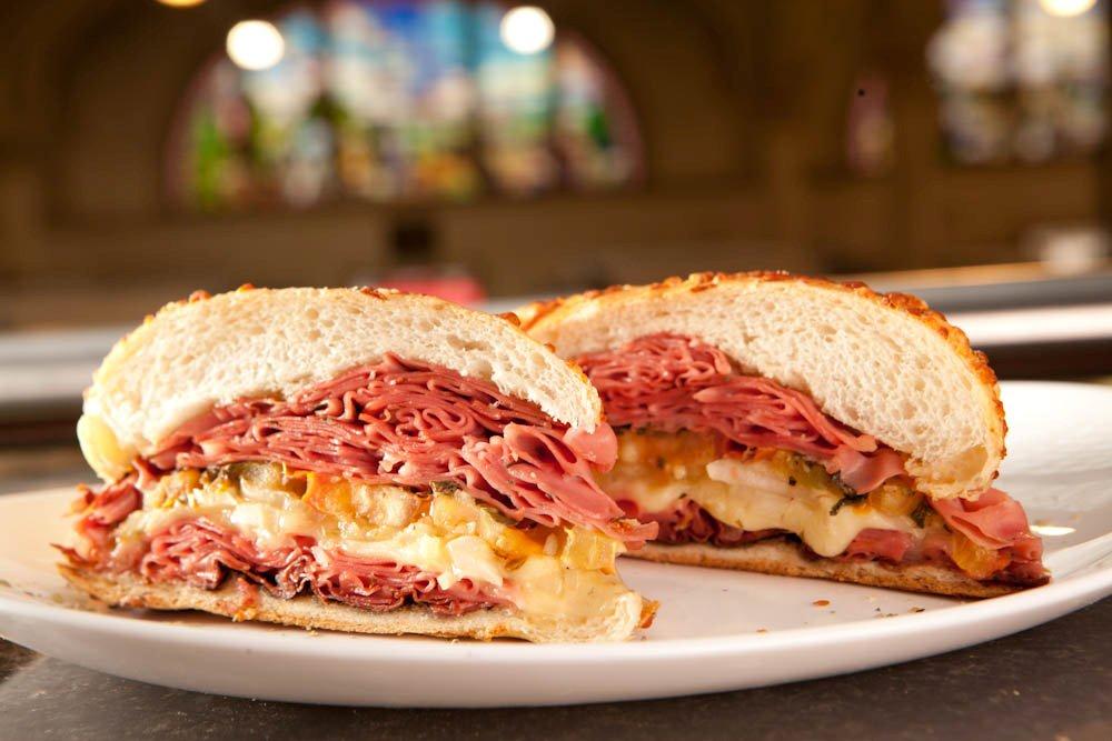 coliseu-baguete-com-parmesao-mortadela-tipo-bologna-tradicional-mussarela-cebola-tomate-fresco-e-alho-cru.jpeg