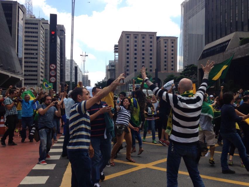 Manifestantes comemoram suspensão da posse de Lula (Mariana Oliveira/VEJA SÃO PAULO)