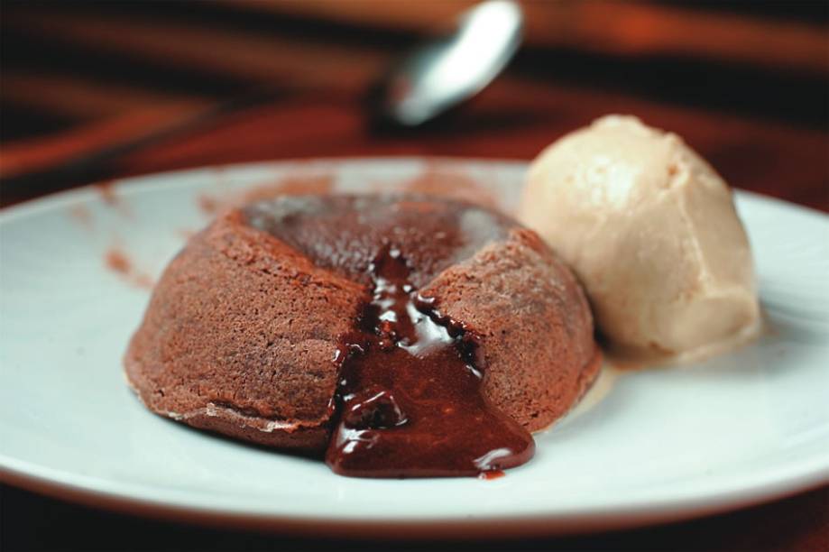 Petit gâteau: servido ao lado de sorvete de Guinness
