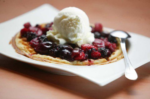 Versão de frutas vermelhas com sorvete de creme: R$ 18,40 no Crepes & Waffles (Foto: Mario Rodrigues)