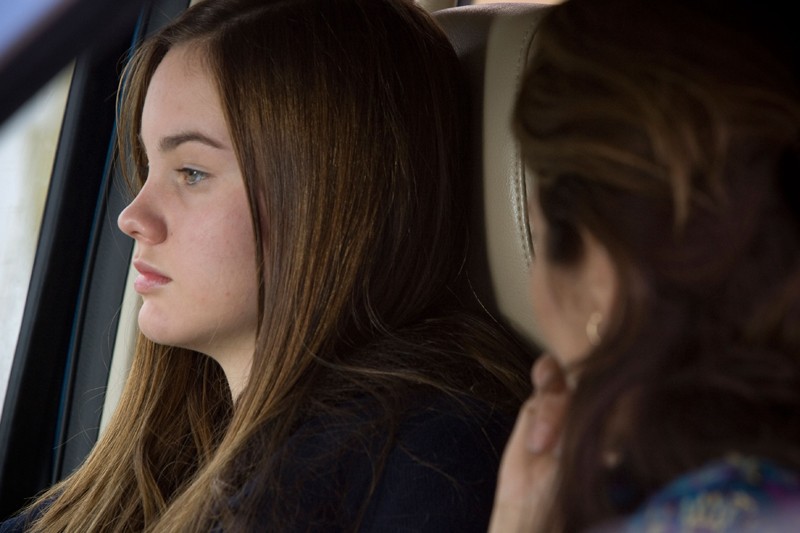 Confiar: no drama, menina marca um encontro pela internet sem os pais saberem