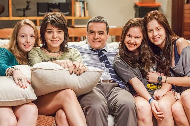 Confissões de Adolescente - Filme: Cassio Gabus Mendes junto de Malu, Bella, Clara e Sophia, graça e romantismo