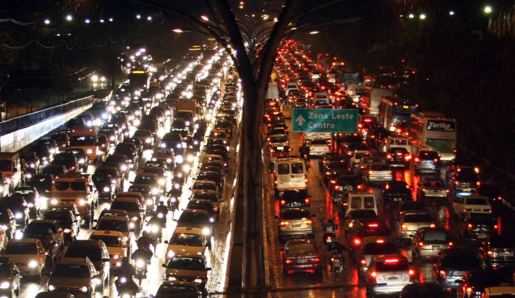 A foto mostra um congestionamento de carros durante feriado em São Paulo