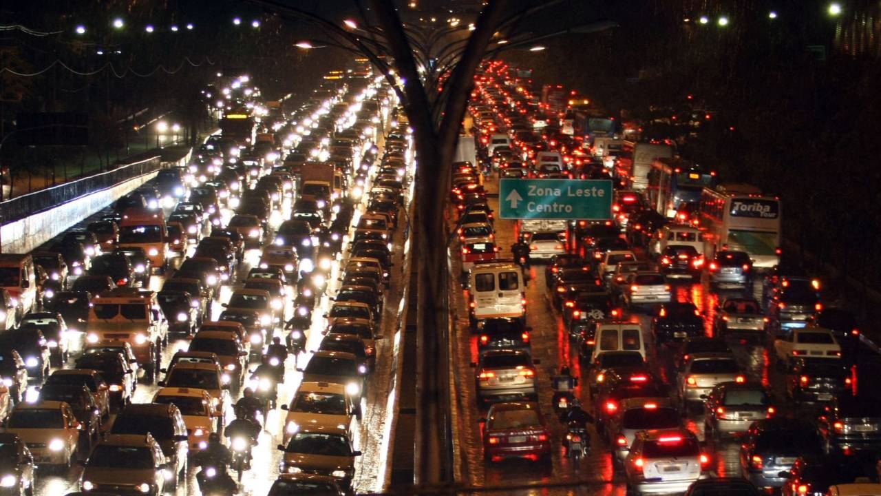 A foto mostra um congestionamento de carros durante feriado em São Paulo