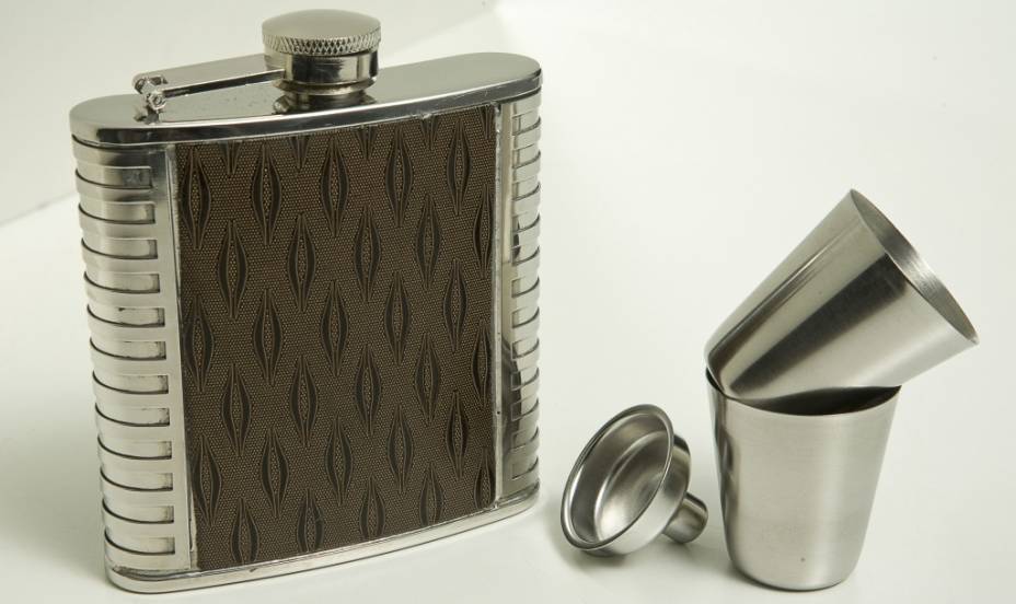 Conjunto de inox com garrafinha, dois copos e minifunil, da Fujiyama