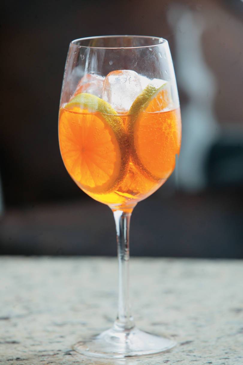 Taça de espumante com o aperitivo Aperol: um dos 53 coquetéis do Coobee, no Itaim Bibi