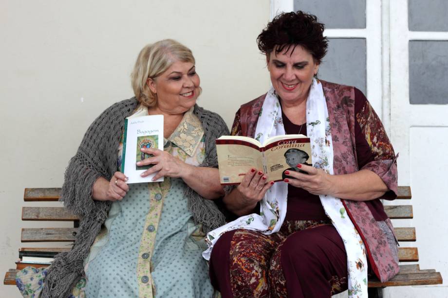Cena de Cora e Adélia, Receita de Poesia em um Dedo de Prosa, sob direção de Rafaela Amado