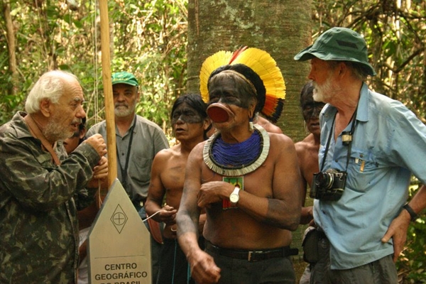 Documentário Coração do Brasil: três participantes da expedição original, Sergio Vahia de Abreu, o documentarista Adrian Cowell e o cacique Raoni retomam o trajeto dos irmãos Villas-Bôas Documentário Coração do Brasil: três participantes da expedição original, Sergio Vahia de Abreu, o documentarista Adrian Cowell e o cacique Raoni retomam o trajeto dos irmãos Villas-Bôas