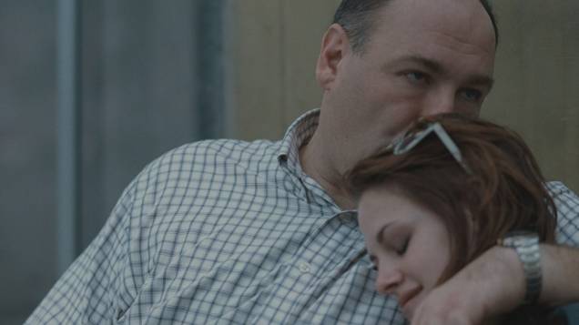 James Gandolfini e Kristen Stewart: personagens vivem uma relação de pai e filha em Corações Perdidos James Gandolfini e Kristen Stewart: personagens vivem uma relação de pai e filha em Corações Perdidos
