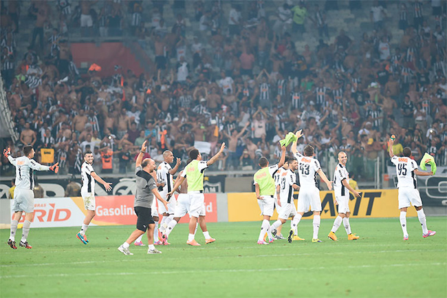 Após virada, jogadores do Atlético Mineiro comemoram classificação ironizando dança de Mano Menezes; assista