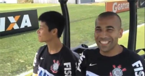 ‘O Zizao tá lendo!’ Paródia do Corinthians para anúncio de banco faz sucesso na web