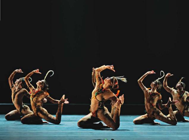 A Cia.TeatroDança Ivaldo Bertazzo em Corpo Vivo — Carrossel das Espécies: passos indianos e gregos A Cia.TeatroDança Ivaldo Bertazzo em Corpo Vivo — Carrossel das Espécies: passos indianos e gregos