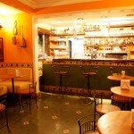 O bar com &aacute;rea de espera sempre lotada