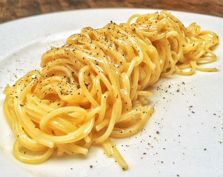 Спагетти качо э пепе. Паста Качо э Пепе. Качо е Пепе. Качо э Пепе. Cacio e Pepe Painting.