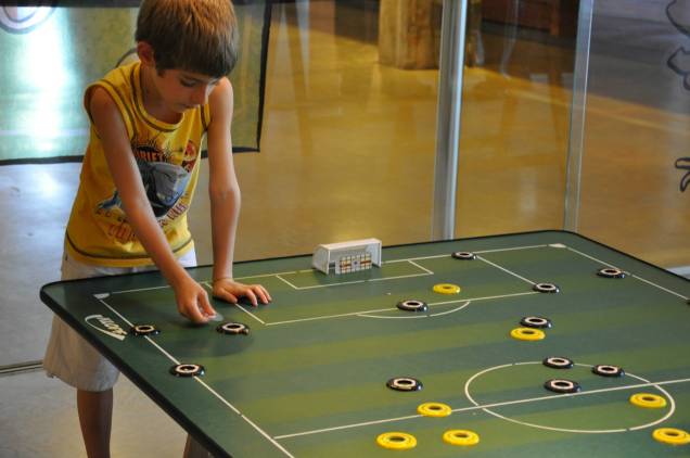 Futebol de botão: pais e filhos poderão participar de jogos animados na programação especial