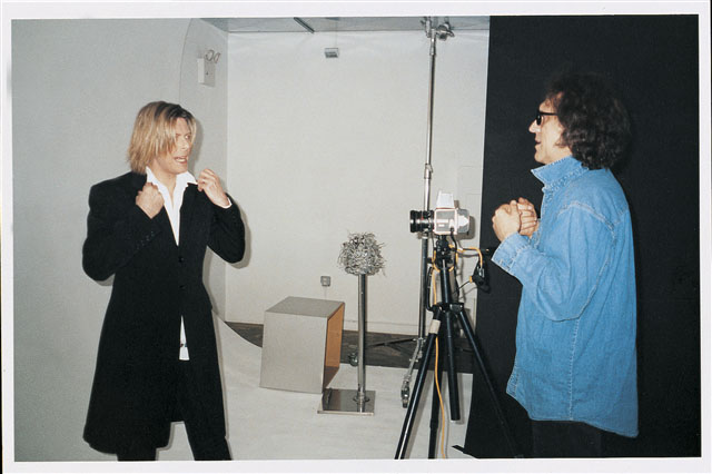 Bowie sendo clicado por Mick Rock em Nova York, em 2003