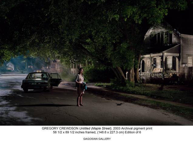 Os subúrbios americanos são o tema de Gregory Crewdson Os subúrbios americanos são o tema de Gregory Crewdson