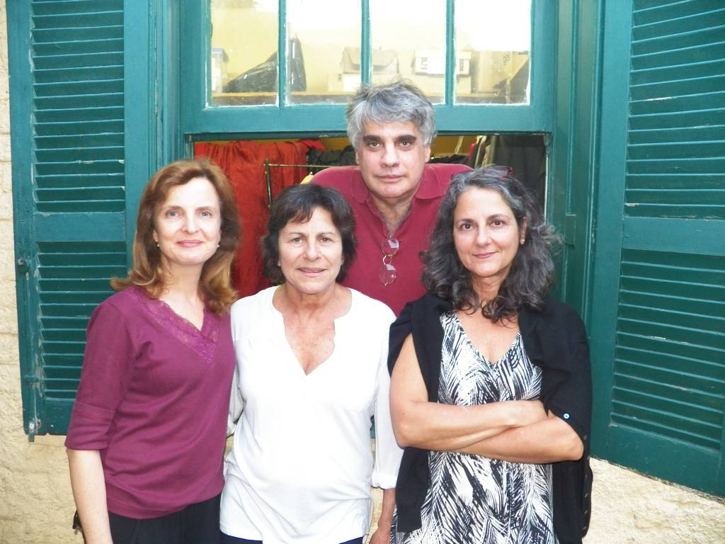 "As Criadas": Eduardo Tolentino de Araújo com as atrizes Clara Carvalho, Denise Weinberg e Emília Rey (Fotos: Fábio Câmara)
