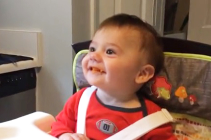 Vídeo com reação de garotinho ao experimentar sua primeira refeição de “verdade” é adorável