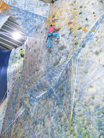 Parque de escalada indoor: adrenalina com segurança (Foto: Divulgação)
