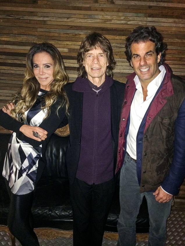Mick Jagger viaja com frequencia ao Brasil. Durante a Copa do Mundo, encontrou com áÁlvaro Garnero e Cristiana Arcangeli