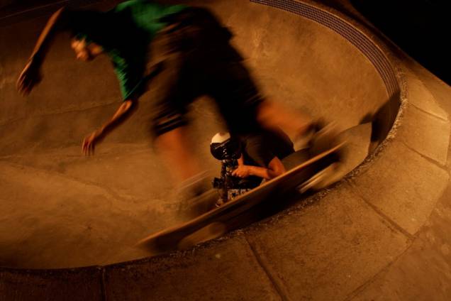 Cristiano Mateus demostrando toda sua habilidade no skate em Vida Sobre Rodas