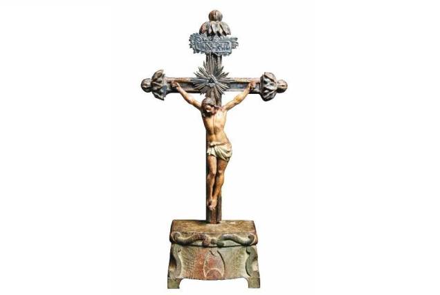Crucifixo de madeira policromada do século XIX: vindo de Parati
