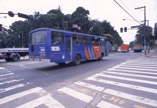 Cruzamento das Avenidas Francisco Morato com Guilherme Dumont Vilares, no limite