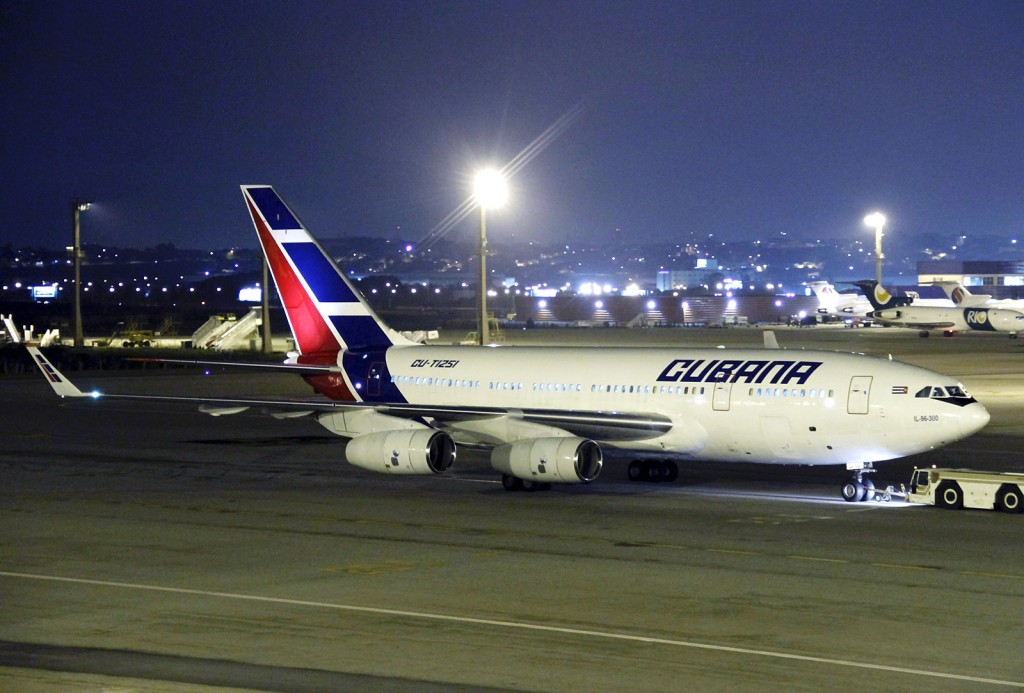O avião russo da Cubana estacionado no Aeroporto de Guarulhos: reabertura da rota SP-Havana-SP