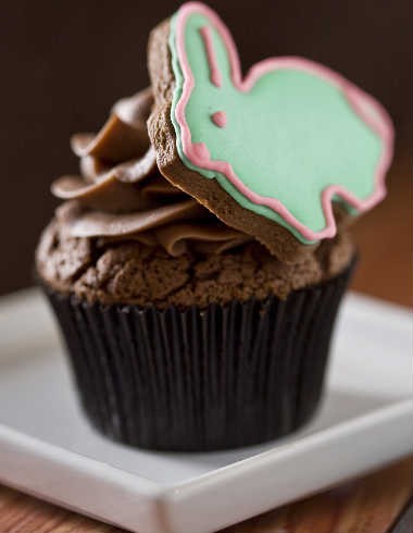 Cupcake de chocolate com decoração de coelho da Páscoa
