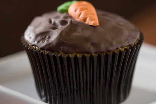 Cupcake de cenoura com casquinha de chocolate, para a Páscoa
