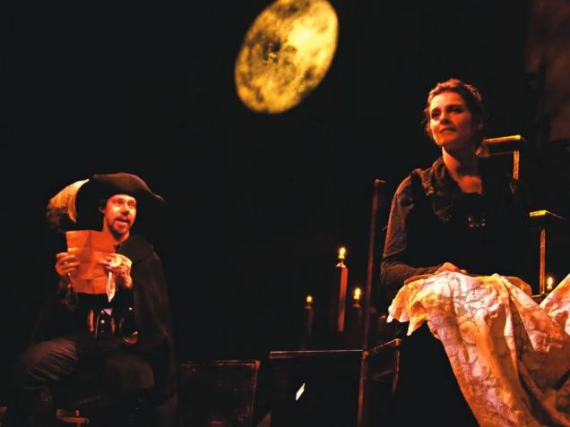 Bruce Gomlevsky e Carolina Chalita com a comédia Cyrano de Bergerac