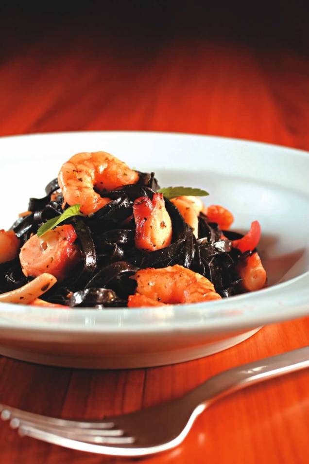Tagliatelle negro com lula, polvo e camarão salteados no azeite: atração do mediterrâneo D’olivino