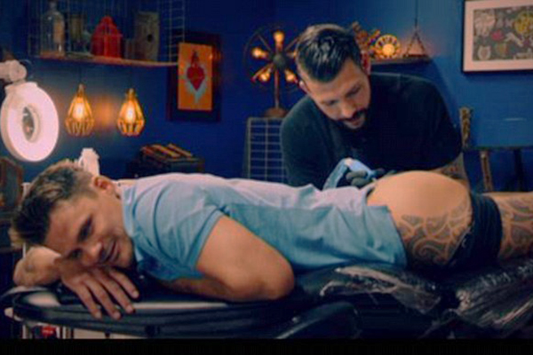 Após noite de bebedeira, homem acorda com tatuagem comprometedora