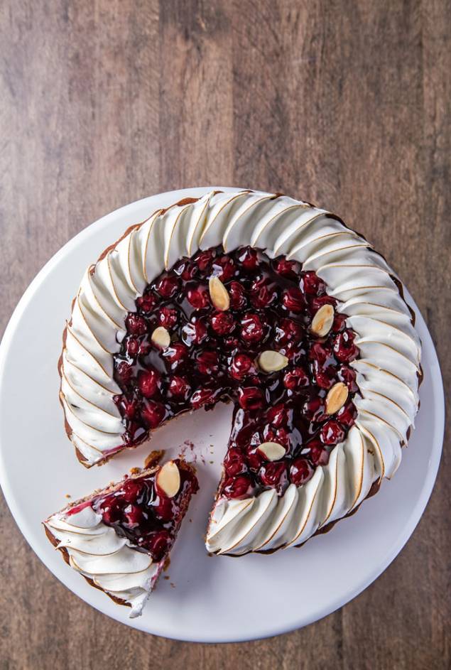 torta de cereja tem massa de doce de leite e leva amêndoa