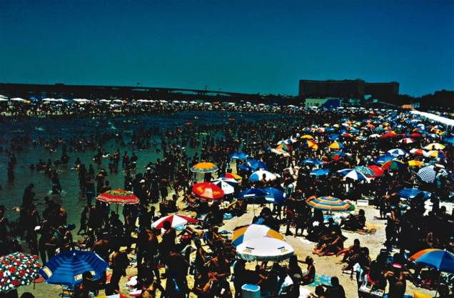 Geral, de Daniel Klajmic: as praias ganham abordagens distintas na mostra "Fotógrafos da Cena Contemporânea"