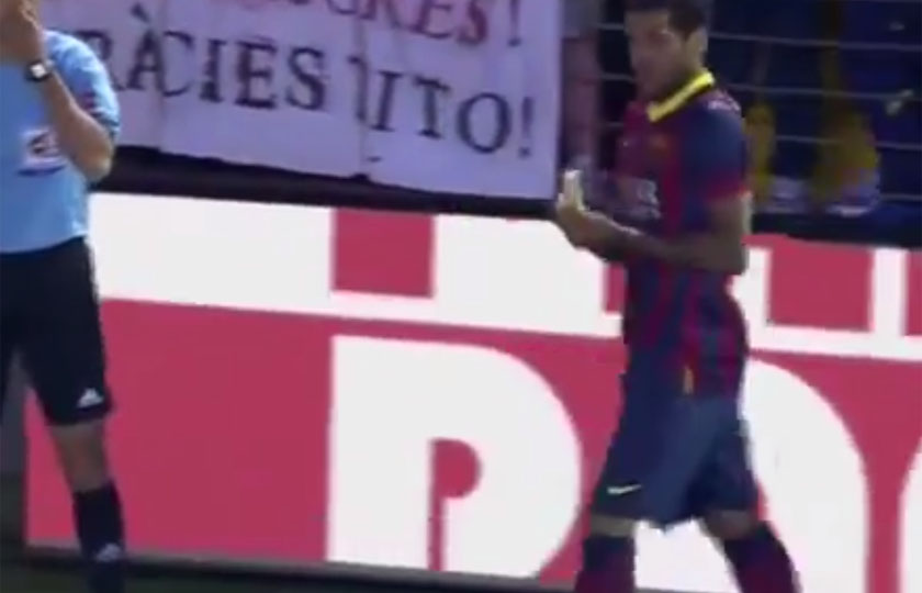 Uma banana para o racismo: Daniel Alves come fruta atirada no campo em partida do Barcelona