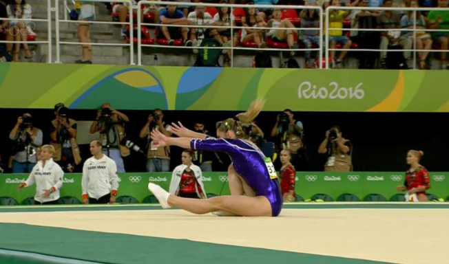 A ginasta Daniele Hypólito cai durante apresentação solo da ginástica artística (Foto: Reprodução/TV)