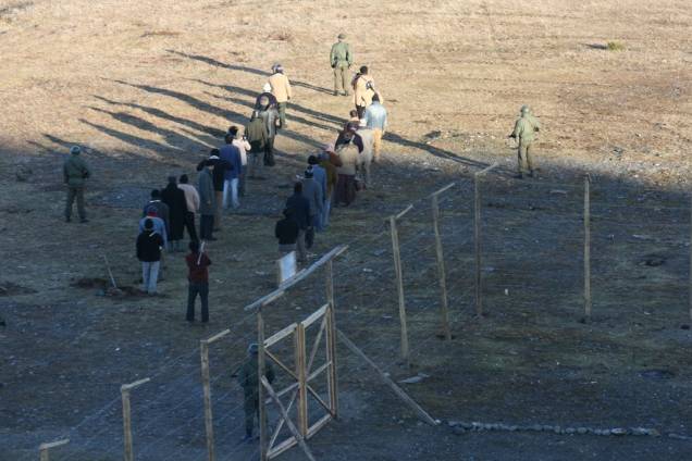 Dawson Ilha 10: trama se passa em um campo de concentração, no Chile, após o golpe de Pinochet Dawson Ilha 10: trama se passa em um campo de concentração, no Chile, após o golpe de Pinochet